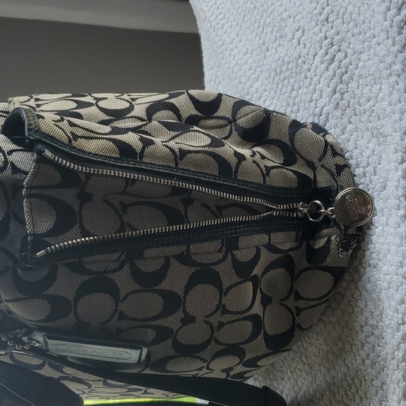 Coach signature shoulder bag black. - Picture 6 of 12